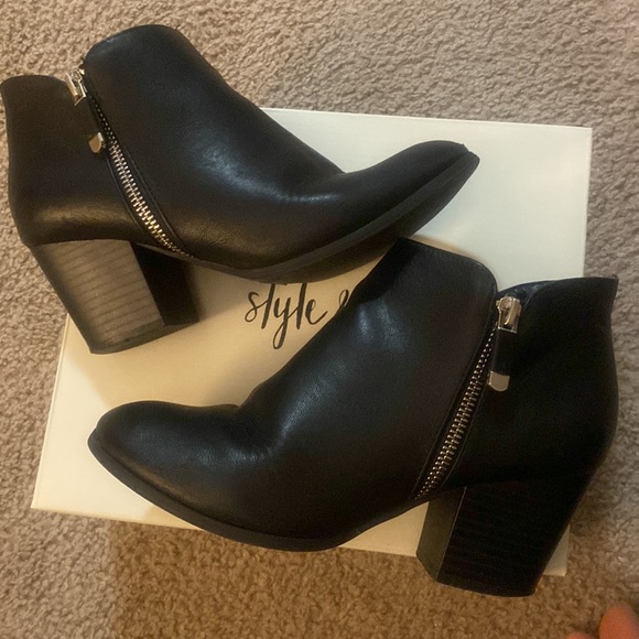Style & Co's Masrinaa Booties - Black Size 7M - Picture 3 of 8